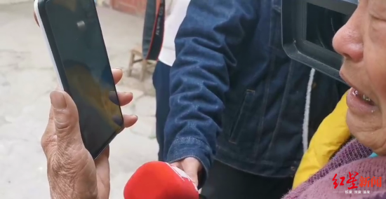 &uarr;吴春红给母亲和女儿拨来视频电话