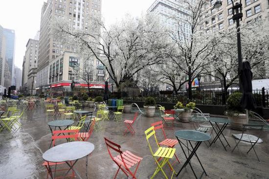 资料图片：3月23日，美国纽约街头的休息区空无一人。（新华社）