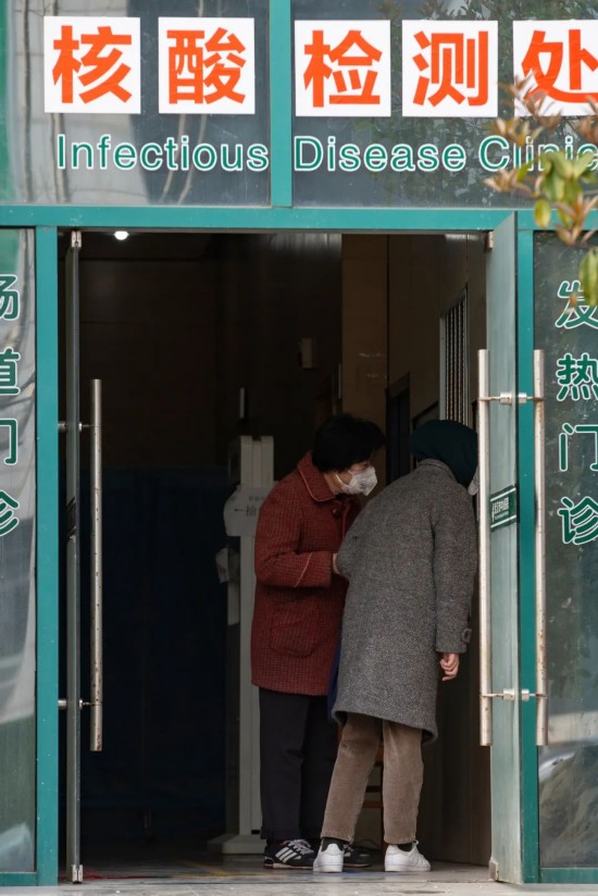 3月12日，武汉中心医院的核酸检测处。摄影/解放日报 赖鑫琳