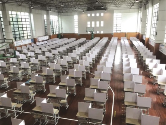 　　体育馆被改造成“方舱食堂”。　　图片由学校提供