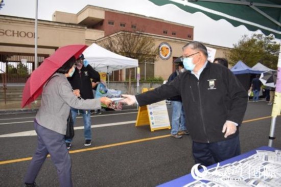 洛杉矶华人向当地居民派放口罩
