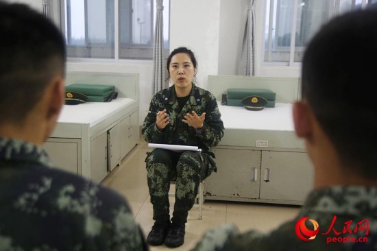 在班宿舍和战士们聊天。