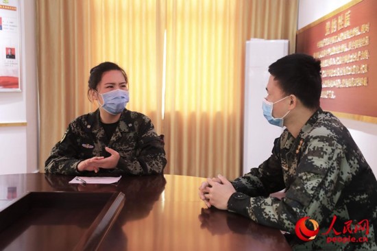 向中队主官了解官兵心理情况。