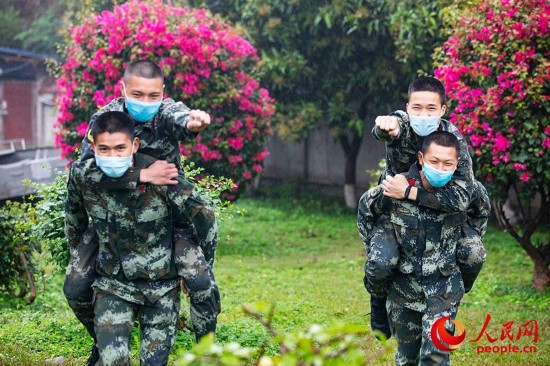 官兵们开展心理活动游戏。