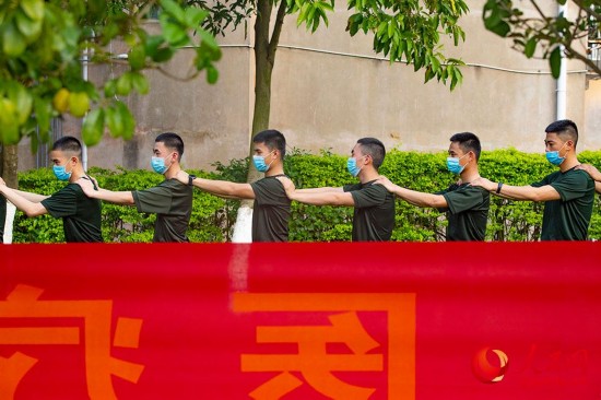 战士们开展心理活动游戏。