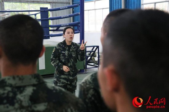 组织战士们进行心理游戏。