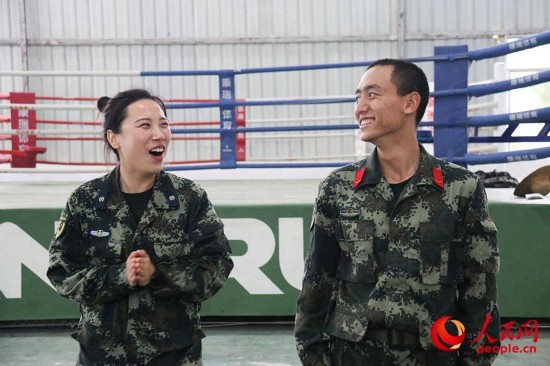 和战士们开展心理活动开怀大笑。