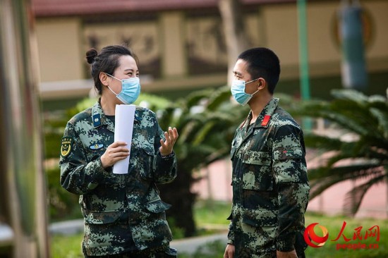 黄冬和基层战士聊天。