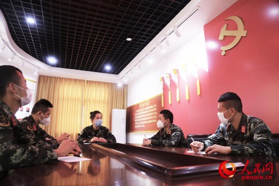 和战士们进行座谈。