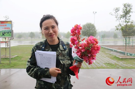 黄冬收到战士们制作的花束。