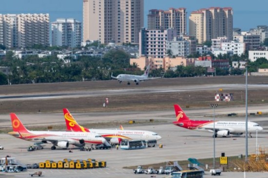 4月8日，从武汉天河国际机场起飞的首架航班（上）抵达三亚凤凰机场。 （新华社）