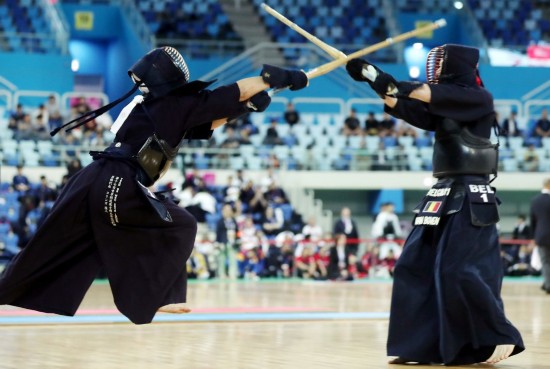 示意图：选手在剑道比赛中正面交锋（东方IC）