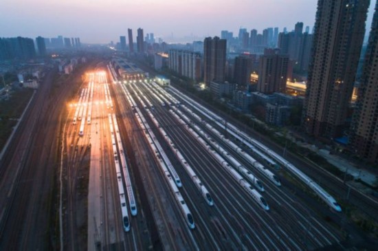  4月8日，在武汉动车段，列车停靠在存车线上准备投入运行。（新华社）