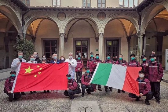 中国赴意医疗专家组与意方代表。/受访者供图
