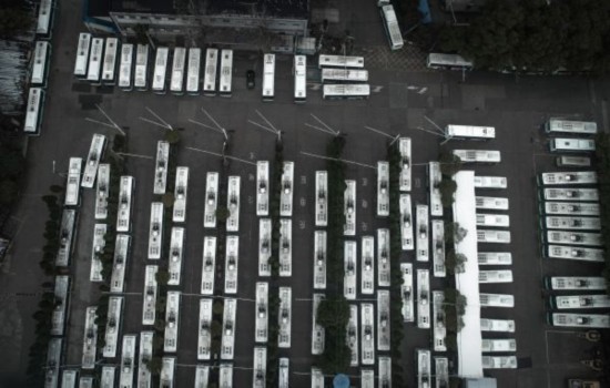 资料图片：2月14日，公交车停摆在武昌区中北路的一处公交停车场上。（新华社）