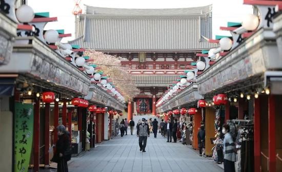 4月7日,在日本东京,浅草寺商业街游客明显减少。新华社记者 杜潇逸 摄