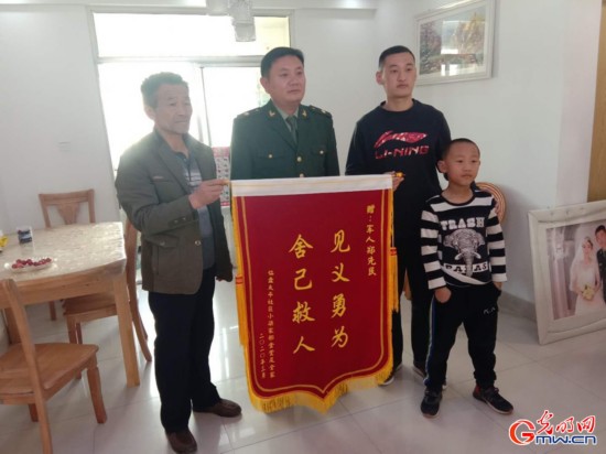 生死一瞬，军人勇救落水儿童