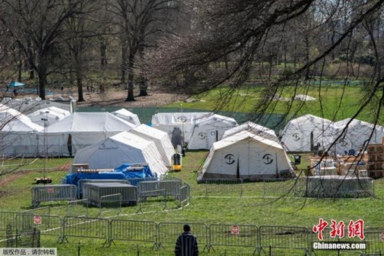 资料图:当地时间4月4日,美国纽约中央公园东草地搭建起的紧急野战医院的帐篷。