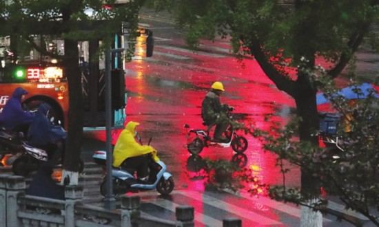 　　昨天傍晚，苏城街头突然风雨大作、雷电交加。继发布大风黄色预警信号后，市气象台相继发布雷暴黄色预警信号、冰雹橙色预警信号。记者　杭兴微摄