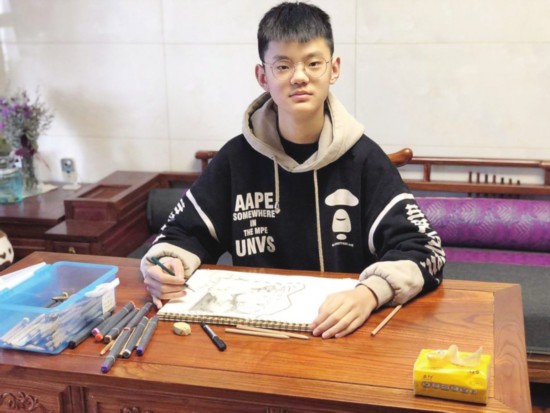 　　蔡雨辰是个&ldquo;小暖男&rdquo;。　　（张家港市文明办供图）