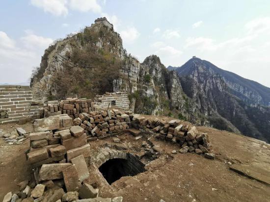 施工已经开始清理现场碎砖 于丽爽摄