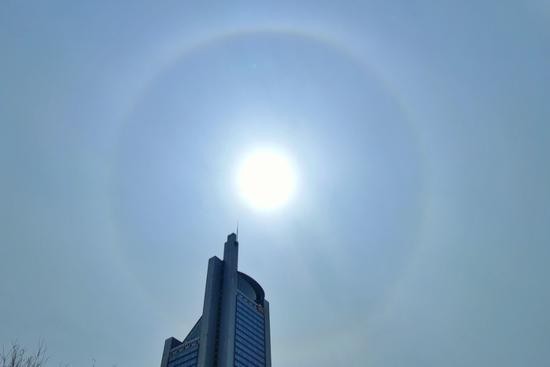 抬头看太阳周边出现美丽光环预示明天有雨