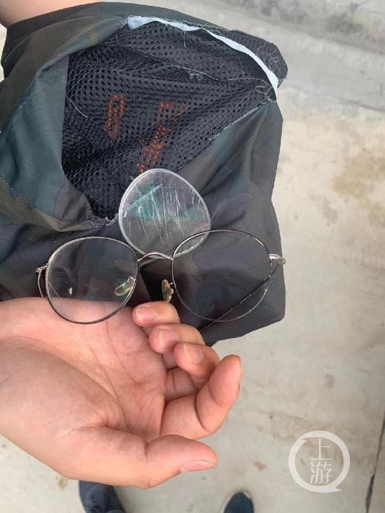 ▲4月21日下午，河南原阳县一处陵园路口，记者在进行采访时遭遇多名不明身份人员殴打撕扯。摄影/上游新闻记者 贾晨