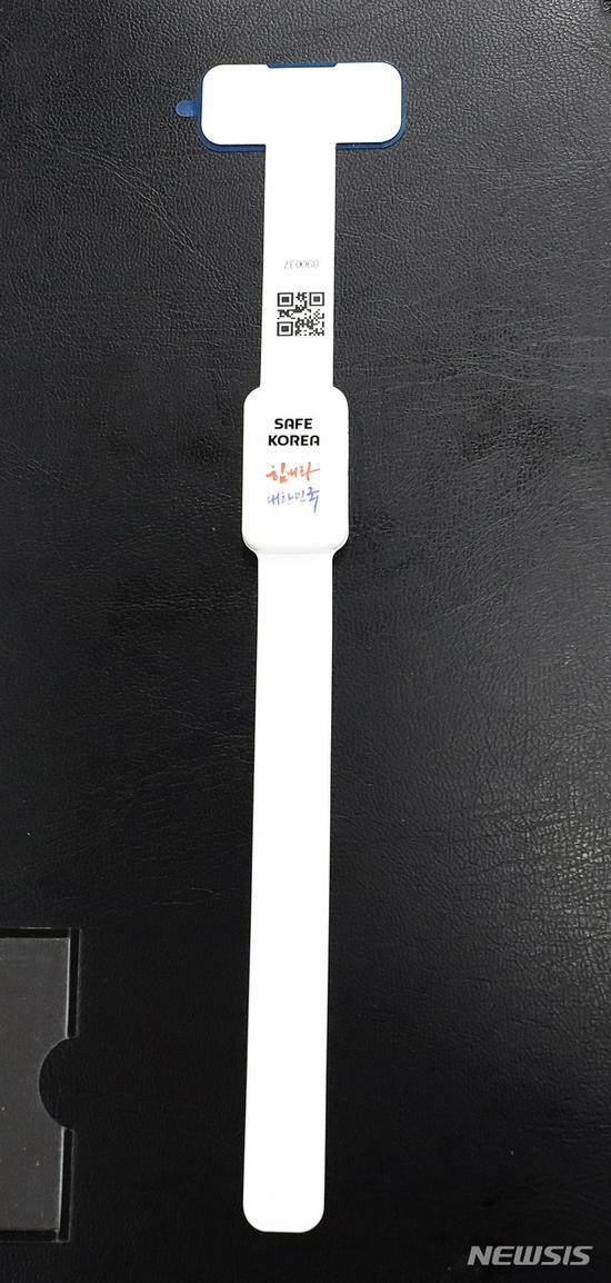 韩国违反居家隔离规定者，要佩戴&ldquo;放心手环&rdquo;。图为正面。（纽西斯通讯社）