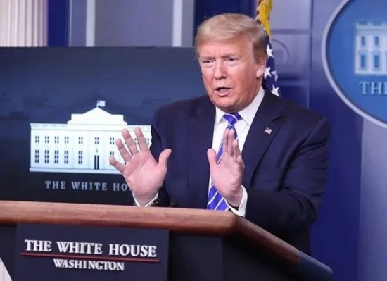 特朗普回应和约翰逊通话的情况。/《每日邮报》截图