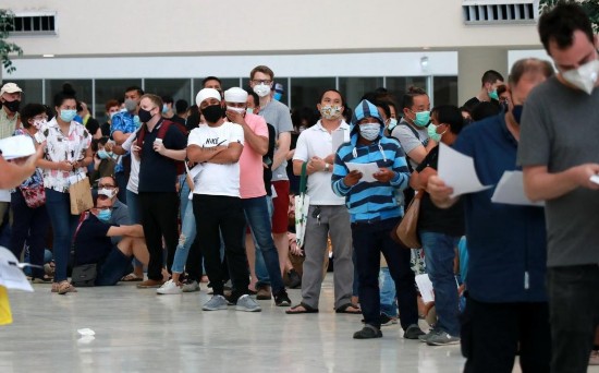 △泰国实施紧急状态法前大量外籍人士赴移民局申请延签（一）