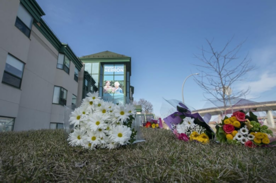 △当地民众在赫伦养老机构外摆放鲜花祭奠在这里死去的老人们