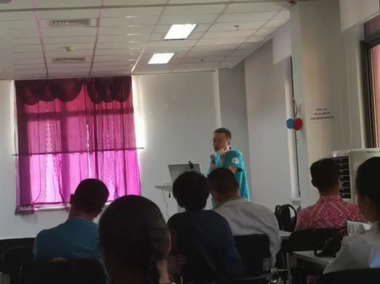  援萨医疗队对当地医护人员进行疫情防控培训