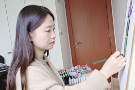 　　科学画师倪梦雅正在创作昆虫画。记者　罗雯摄