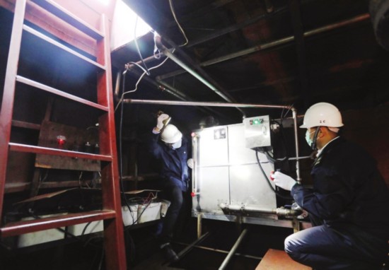 　　昨天，验船师对船用生活污水设备进行验收。□记者　　杭兴微　　摄