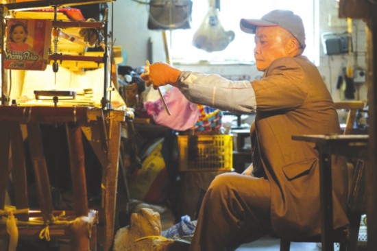 　　陆建东在挑选合适的竹材。记者　李渊摄