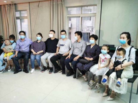 “错换人生28年”的两家人跨省认亲,图据澎湃新闻