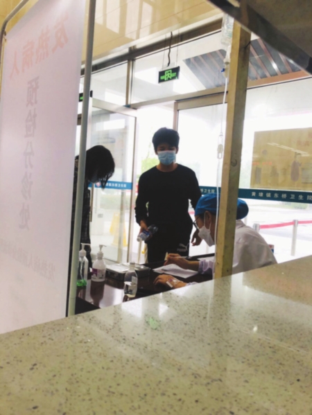 　　周洁一边挂水、一边工作。　　医院供图