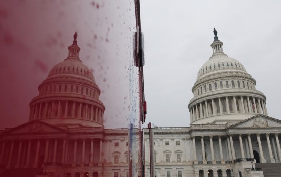 这张2018年12月28日拍摄的资料照片显示,在美国华盛顿,国会大厦映在一辆汽车上。(新华社记者 刘杰 摄)