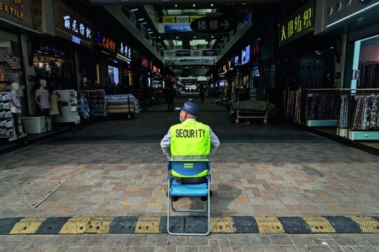 3月16日，广东广州国际轻纺城值班的保安。图/人民视觉