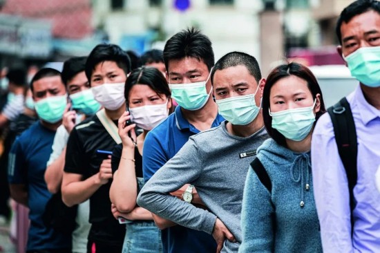 3月27日，广东广州海珠区鹭江村，返穗人员在村口排起了长队，等待进村检查。图/人民视觉