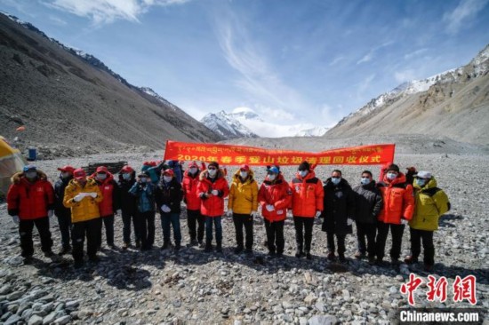 世界海拔最高环保行动西藏进行大规模登山垃圾清理回收