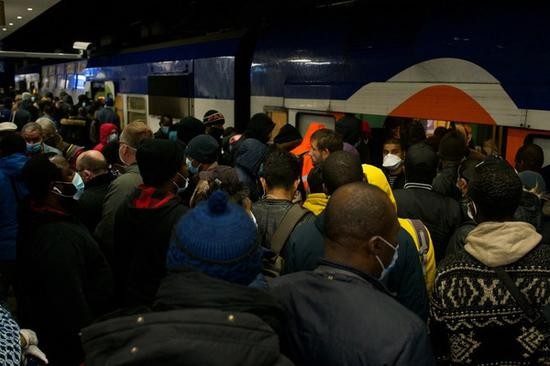 11日早上6点的巴黎北站（世界报）