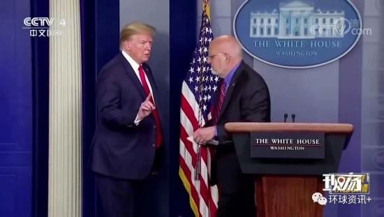 特朗普与美国疾控中心主任雷德菲尔德