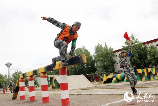 400米障碍场比武瞬间。