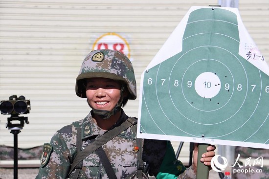 轻武器射击,巾帼不让须眉。