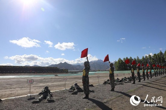 步枪精度射击瞬间。