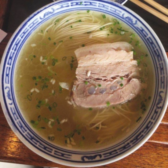 　　一碗味道鲜美的枫镇大面，其操作分解为7个规范步骤。　　记者小圆摄