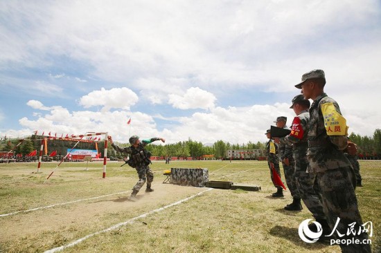 手榴弹投掷瞬间。