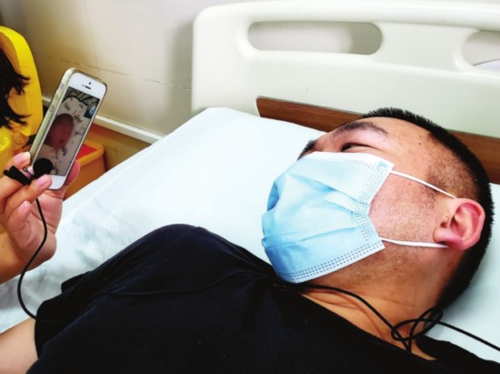　　昨天上午，昆山一院医生陈苏骐进行造血干细胞采集。图为在捐献过程中，陈苏骐与妻儿视频连线。　□记者　车晋彧　摄