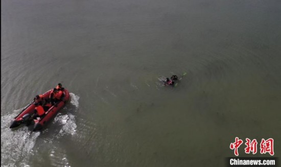 山西消防员正在训练水域救援未曾想真有3名游客落水